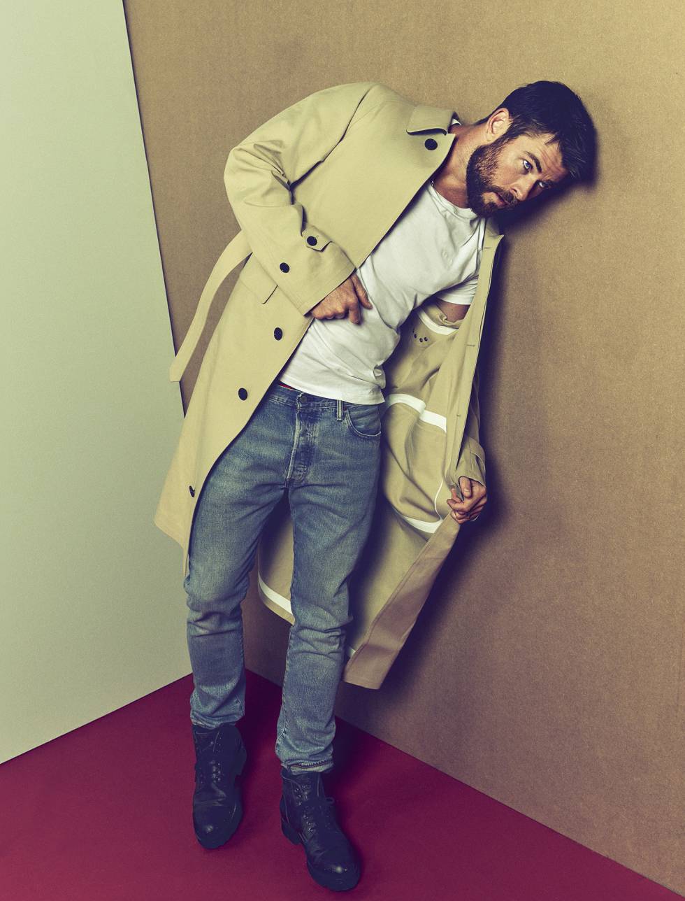 Abrigo, camiseta y botas, todo, BOSS. Vaqueros LEVI’S.