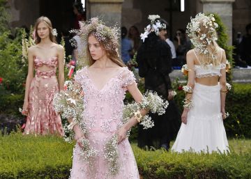 Flores en la ropa y en el jarrón