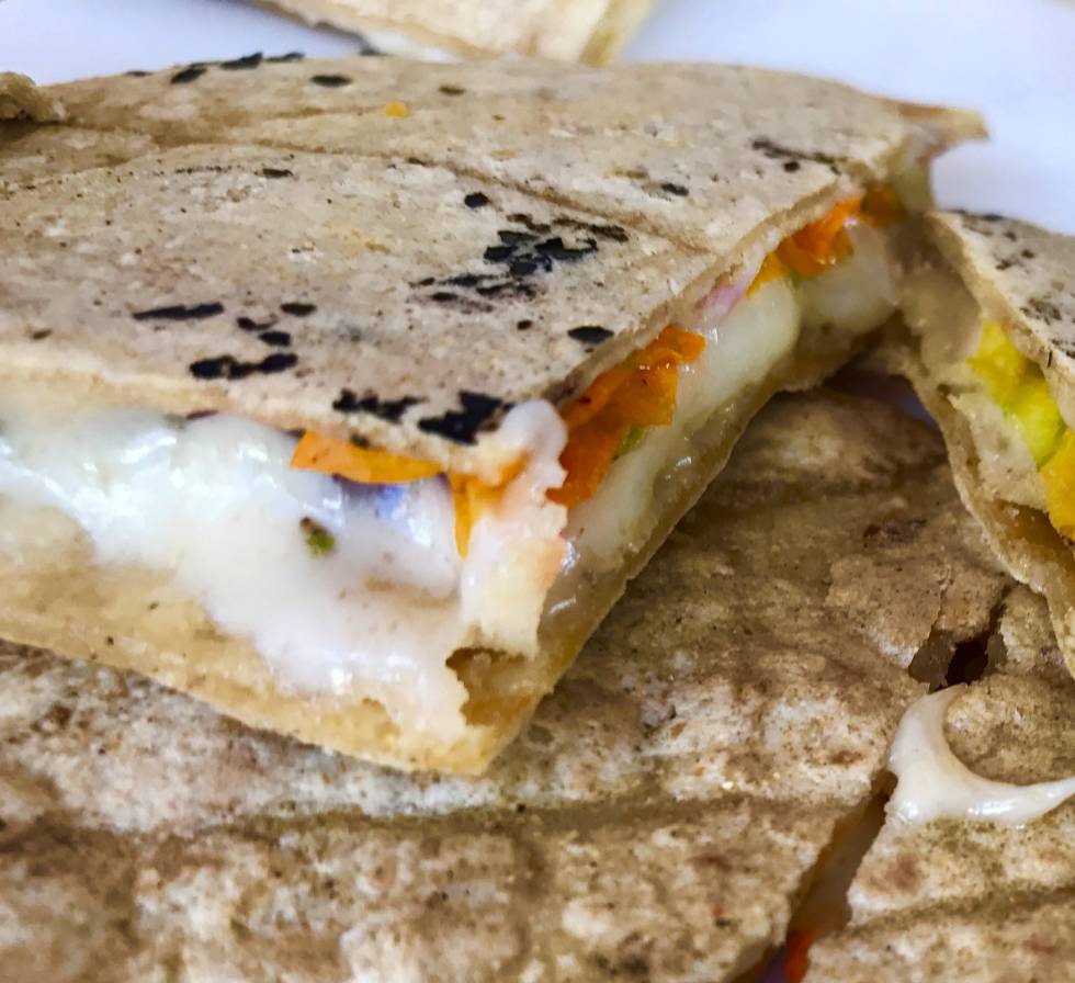 QUESADILLAS DE FLOR DE CHILACAYOTE CON RODAJAS DE CHILE POBLANO CAPEL