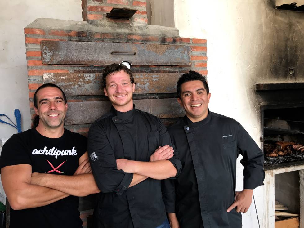 LUIS GARCÍA, ADRIÁN ROJAS Y ROBERTO RUIZ DELANTE DEL AHUMADOR DE CHILES CAPEL