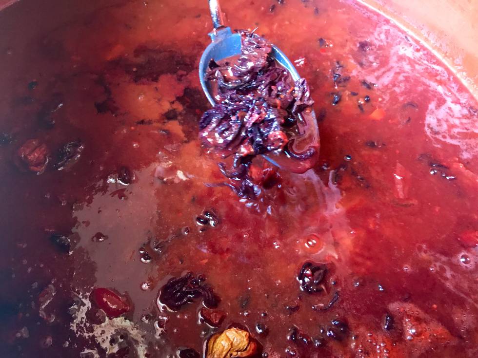 JALAPEÑOS ROJOS FERMENTADOS CON FLOR DE JAMAICA, HABANEROS SECOS Y CHILE MORITA AHUMADO CAPEL