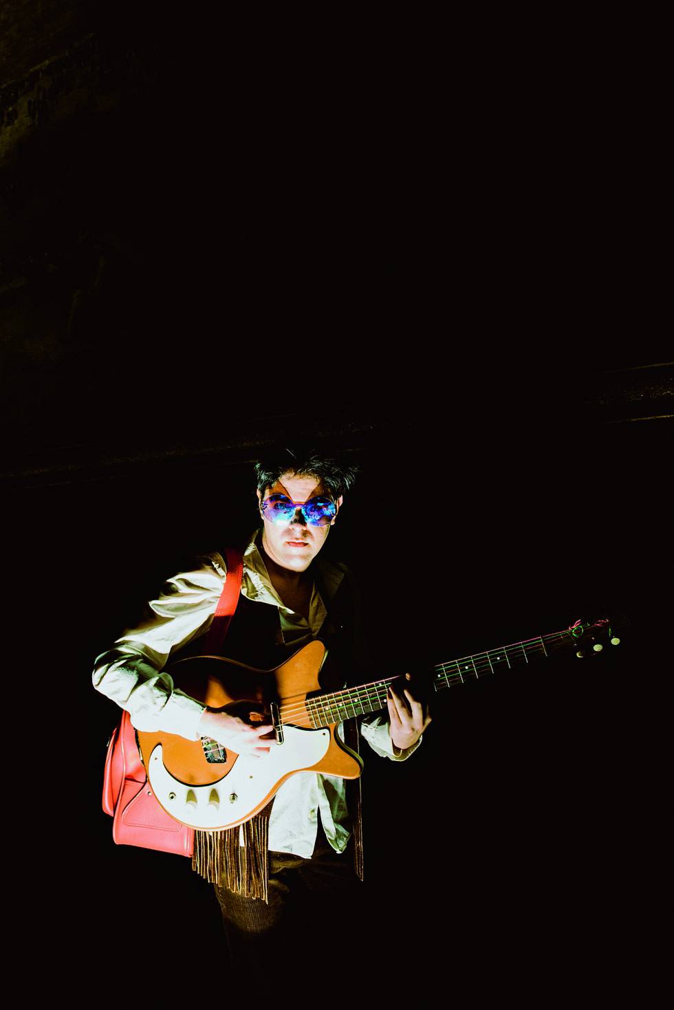 Adicto a las rayas y las gafas cutres: así es el regreso de Ariel Pink
