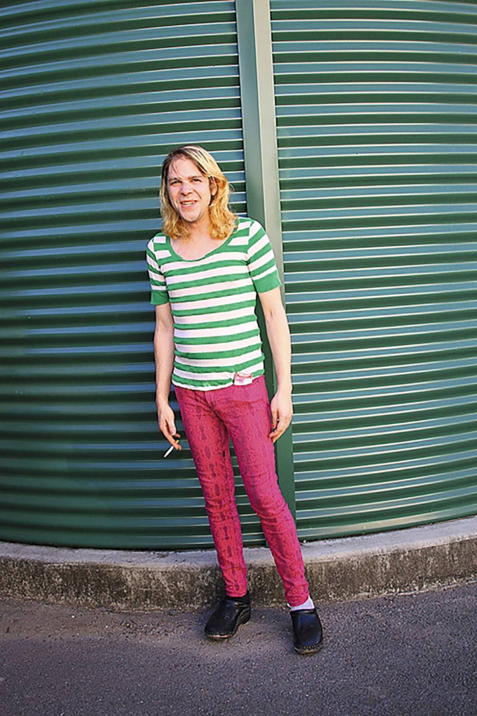 Adicto a las rayas y las gafas cutres: así es el regreso de Ariel Pink