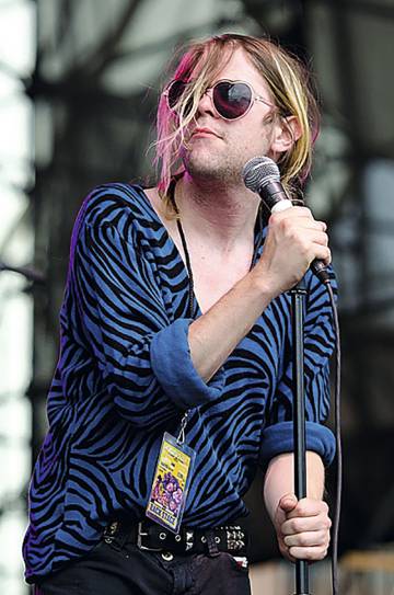 Adicto a las rayas y las gafas cutres: así es el regreso de Ariel Pink