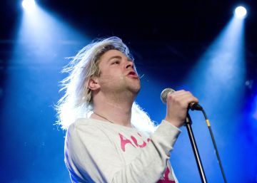Adicto a las rayas y las gafas cutres: así es el regreso de Ariel Pink