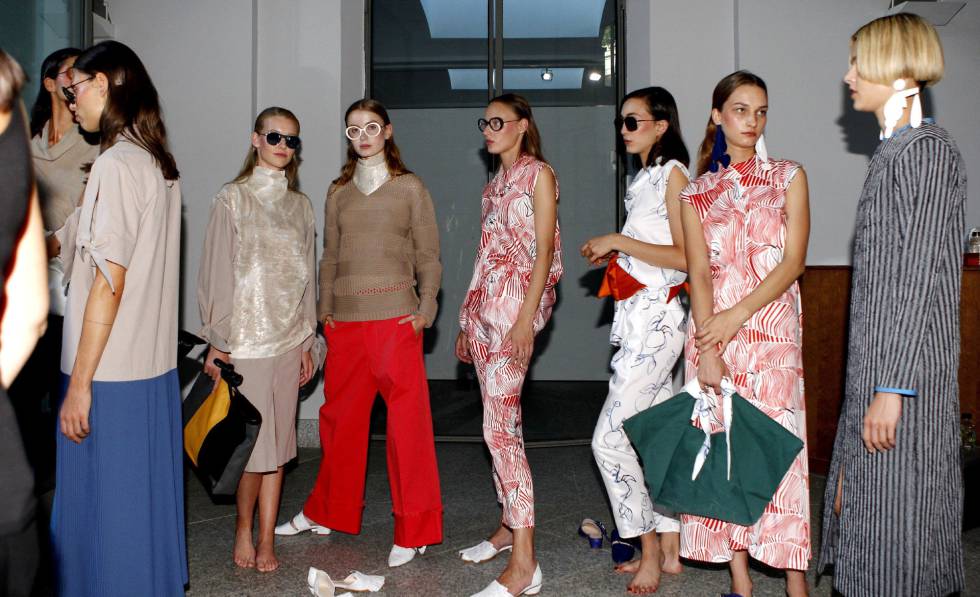 Las modelos en el ''backstage' antes de la presentación de la colección de Moisés Nieto para la próxima primaveraverano de 2018, ayer en el Real Jardín Botánico de Madrid.