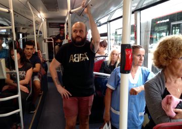 Esto es lo que pasa cuando vas con una camiseta de ABBA por la calle