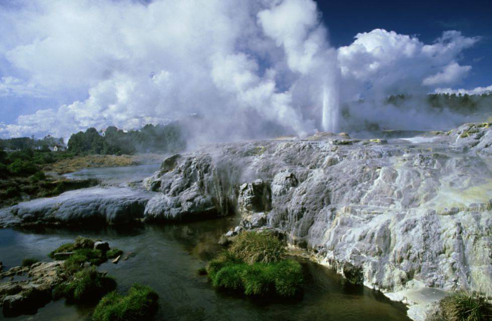 Géiser Pohutu, en la región termal de Whararewarewa, Nueva Zelanda.