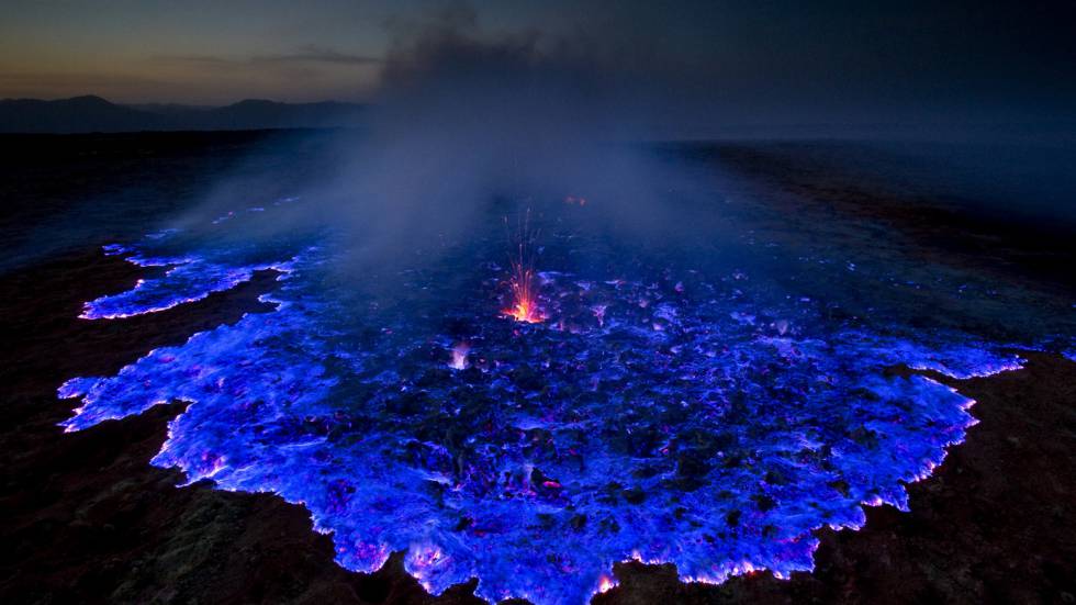 El Dallol es un gran volcán en la depresión de Danakil, al noreste de la cordillera Erta Ale en Etiopía. En algunas ocasiones sulfuro entra en combustión y se crea una llama azul visible por la noche.