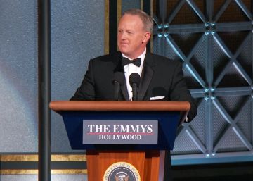 Sean Spicer reaparece en los premios Emmy