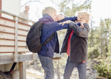 ¿Debo animar a mi hijo a defenderse pegando?