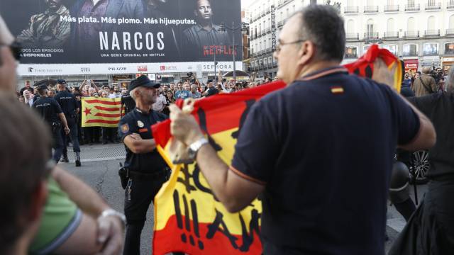 Un hombre se enfrenta a las personas que apoyan el referéndum.