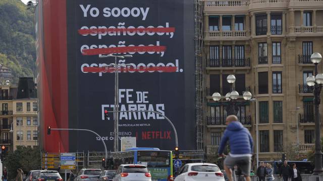 Cartel gigante colocado por Netflix en San Sebastián.