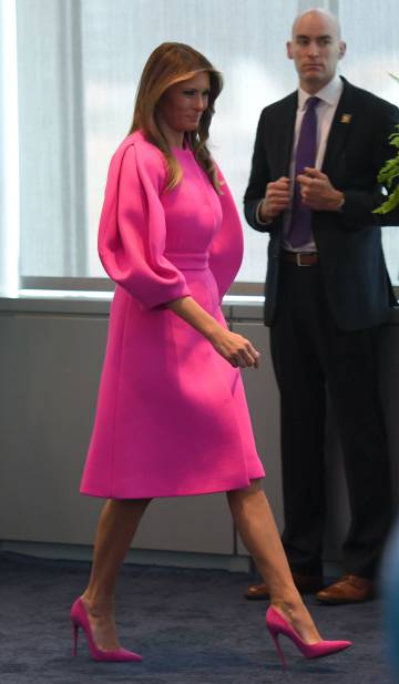 Melania Trump, criticada por la elección de un traje de DelPozo