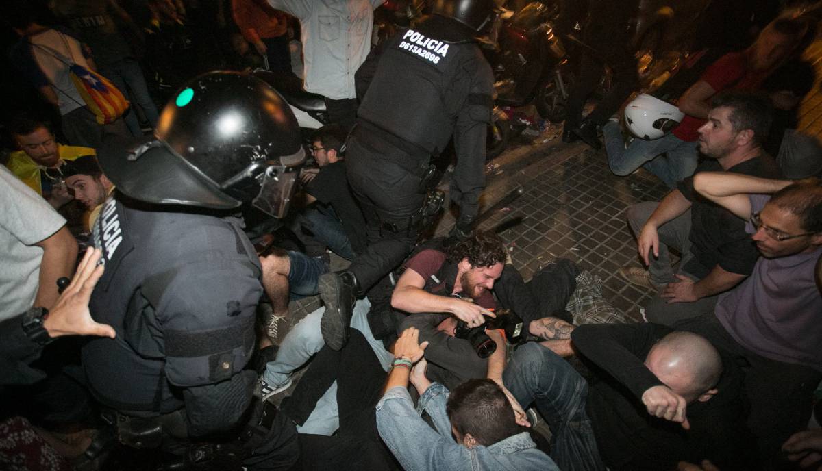 Intervención de los Mossos frente a la sede de Economía en Barcelona.
