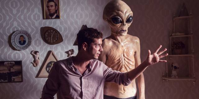 Jackie Kennedy con un extraterrestre: el polémico vídeo de Eduardo Casanova