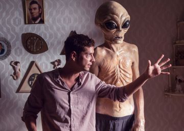 Jackie Kennedy con un extraterrestre: el polémico vídeo de Eduardo Casanova