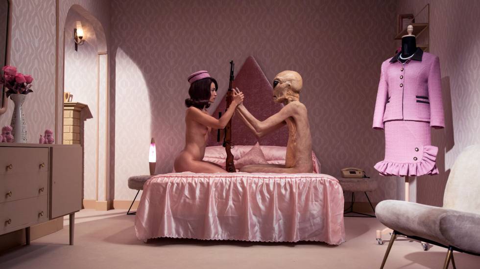 Jackie Kennedy con un extraterrestre: el polémico vídeo de Eduardo Casanova