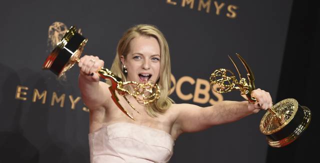 La actriz Elisabeth Moss cpn los premios que recibió en los Emmy el pasado 17 de septiembre por su interpretación en la serie 'The Handmaid's Tale'.