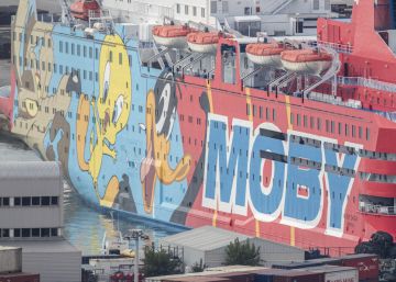 National Police arrive in Barcelona on ferry decorated with Looney Tunes