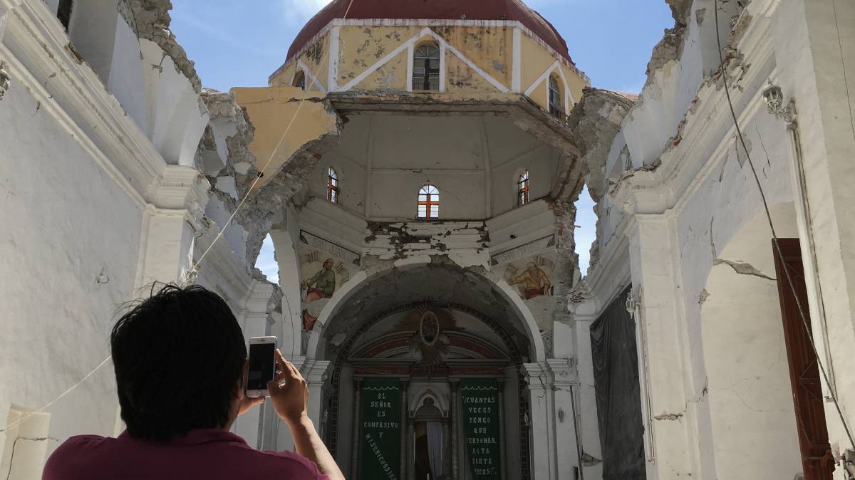 Los restos de la iglesia de Santiago Apóstol en Atzala (Puebla).