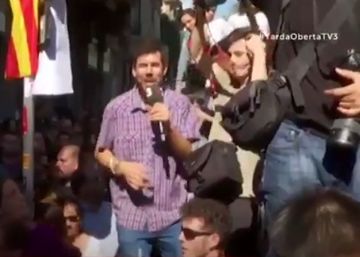 Un reportero de TV3 se sube a un coche de la Guardia Civil durante las protestas soberanistas Un reportero de TV3 se sube a un coche de la Guardia Civil durante las protestas soberanistas