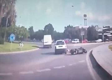 Un coche arrolla a un motorista y le pasa por encima en Ibiza
