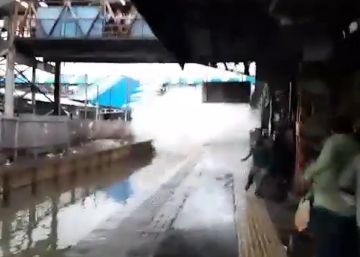 Un tren empapa a decenas de pasajeros en una estación de India Un tren empapa a decenas de pasajeros en una estación de India