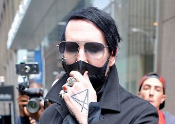 Marilyn Manson le agarra los testículos a un periodista