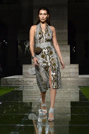 Model Bella Hadid en el desfile de Salvatore Ferragamo.