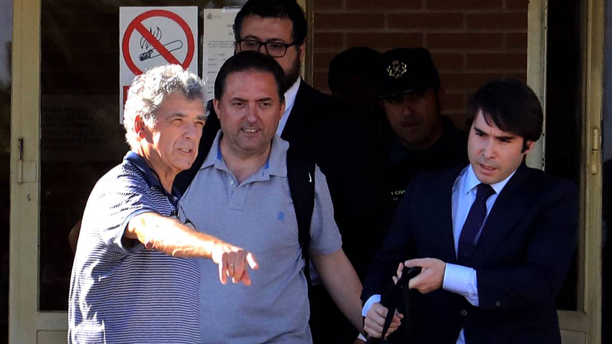Villar y su hijo Gorka abandonan la cárcel.