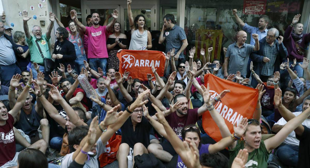 Simpatizantes de la CUP concentrados ante la sede central de la formación en Barcelona.