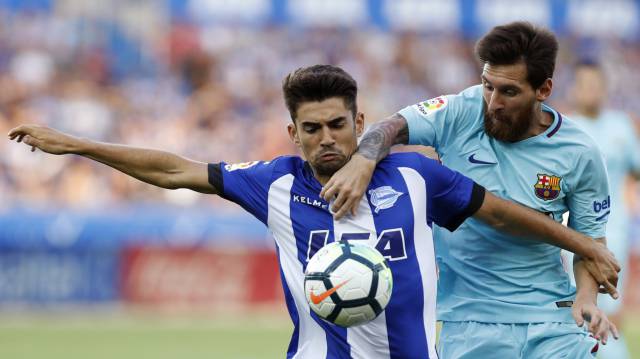 Enzo Zidane pugna con Messi en el Alavés-Barcelona.