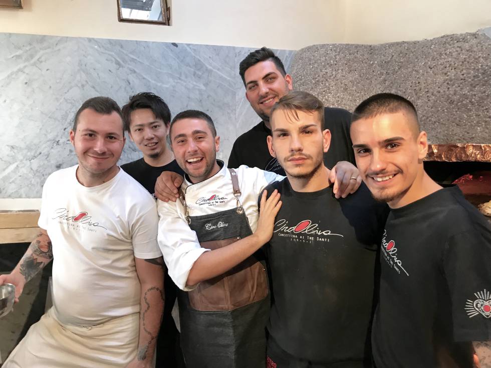CIRO OLIVA, EN EL CENTRO, CON SU BRIGADA DE SALA Y COCINA CAPEL