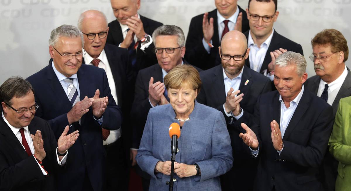 Angela Merkel, rodeada de miembros de su partido, tras los resultados, este domingo en Berlín.