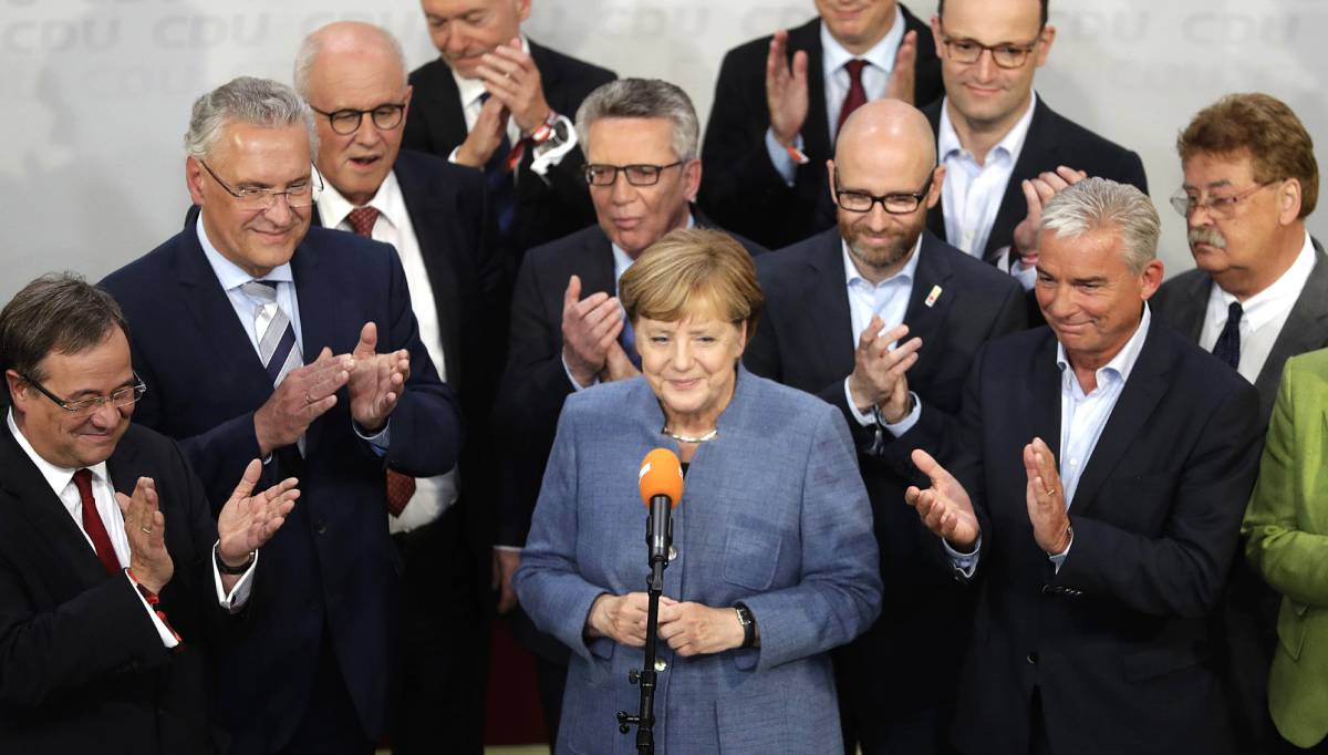 Angela Merkel, rodeada de miembros de su partido, tras los resultados, este domingo en Berlín.