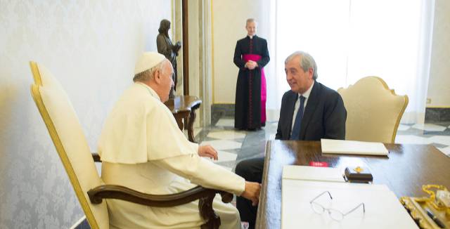 El papa Francisco conversa con Libero Milone.