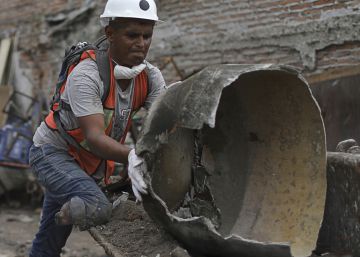 El voluntario amputado que retira escombros tras el terremoto de México