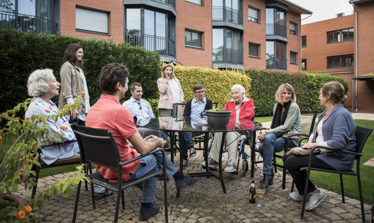 La familia Blanc, reunida en torno a una mesa.