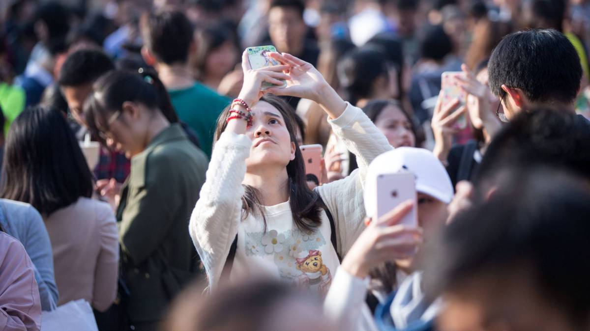 Una joven usa su móvil, en China.