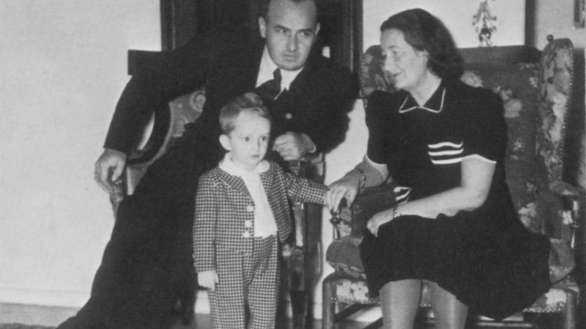 Niklas Frank con sus padres en el castillo de Wawel (Polonia), en 1941.