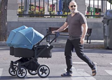 Javier Cámara pasea sus mellizos por Madrid