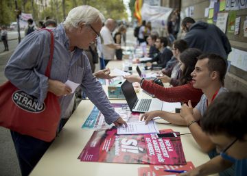 La mesa de la Universidad de Barcelona que reparte papeletas La mesa de la Universidad de Barcelona que reparte papeletas