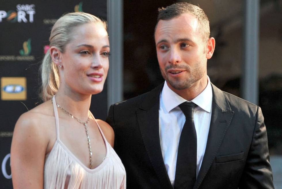 El atleta Oscar Pistorius y su novia la modelo Reeva Steenkamp en noviembre de 2012.