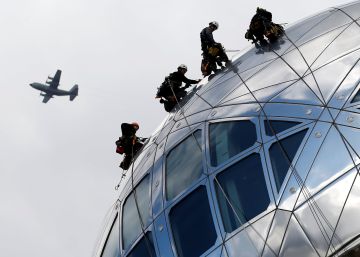 Trabajos de limpieza del Atomium, en imágenes