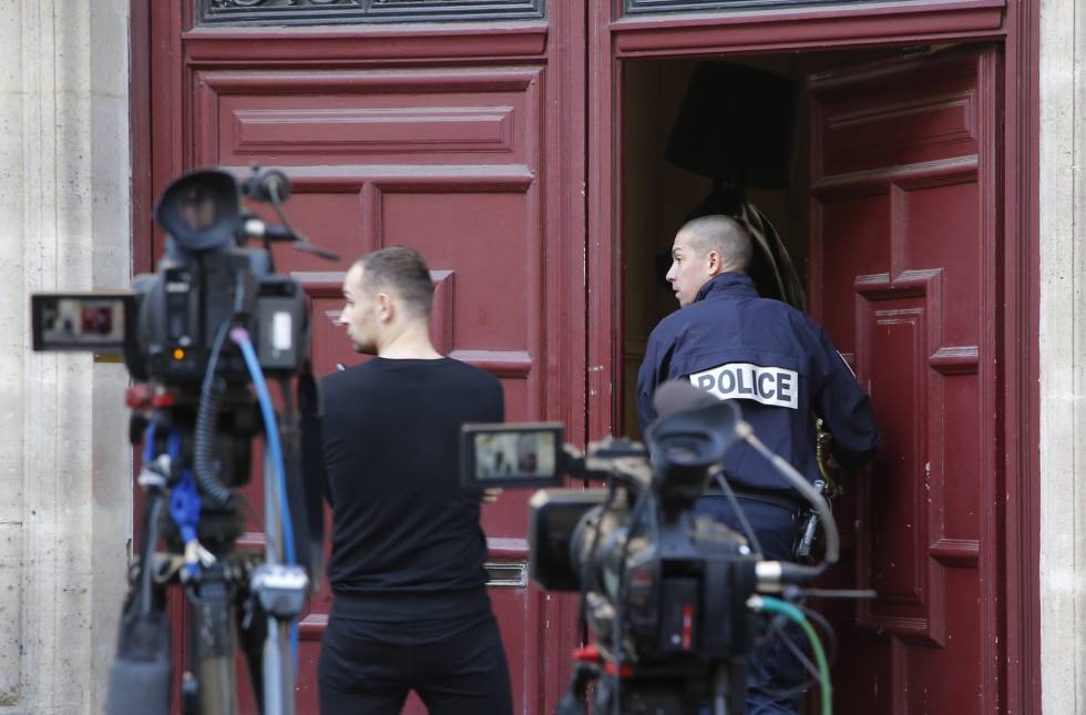Un policía ingresando al apartamento de Kardashian en París,