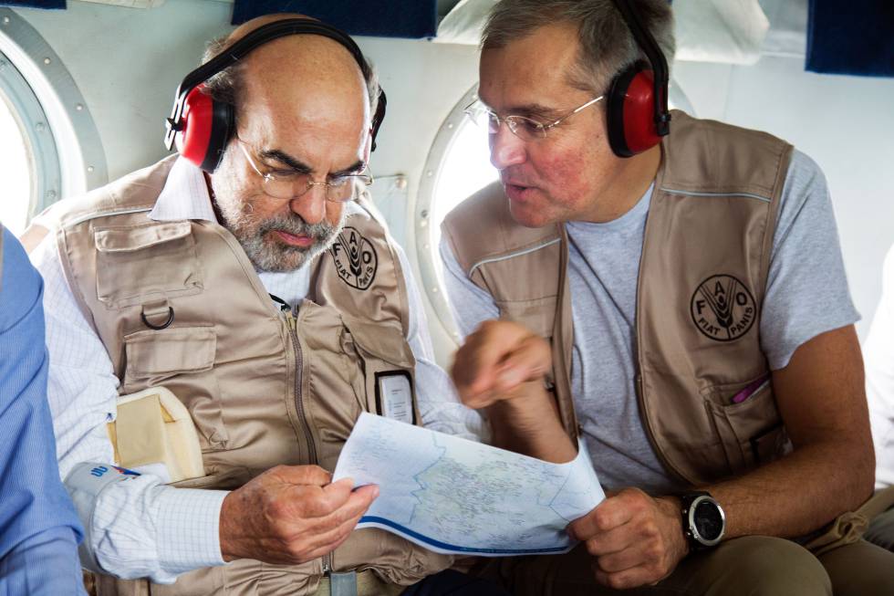 Dominique Burgeon (derecha), conversa con el director general de la FAO, José Graziano da Silva, durante un traslado en helicóptero en Sudán del Sur, en mayo de este año.