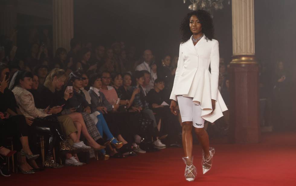Naomi Campbell, en el cierre del desfile de OffWhite en París, el pasado 28 de septiembre.