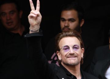 Bono comulga tras su actuación en Bogotá Bono comulga tras su actuación en Bogotá