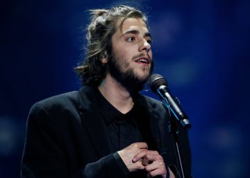 Salvador Sobral sale de la UCI e ingresa en planta